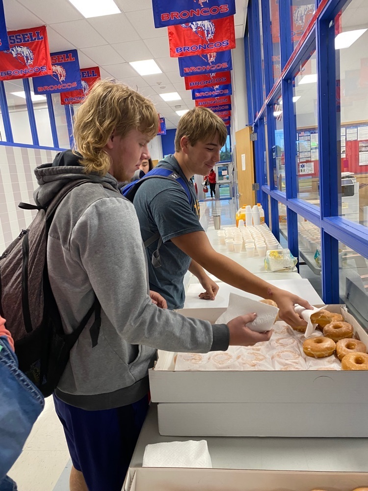 Dax Ervin and Herbie Shumaker grabbing their donuts before 1st hour  